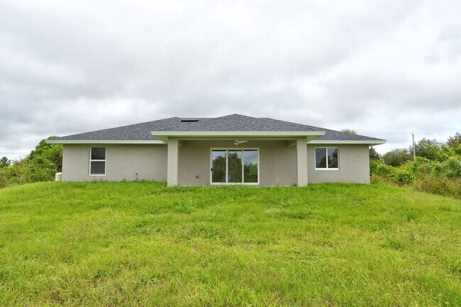 Building Photo - MUST SEE-CUSTOM BUILT-LARGE NEWER CONSTRUT...