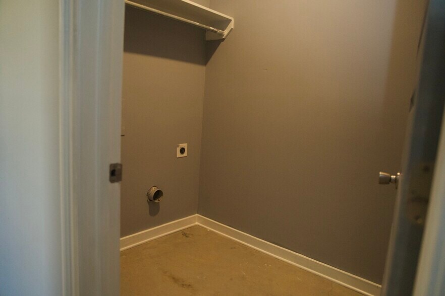 Wash & Dryer Room - 343 W Johnson St