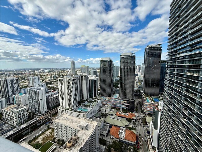 Building Photo - 1100S S Miami Ave