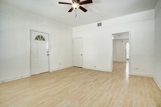 Building Photo - 1127 Yale St