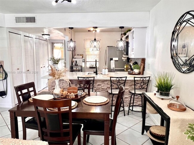 Building Photo - 2811 Somerset Dr