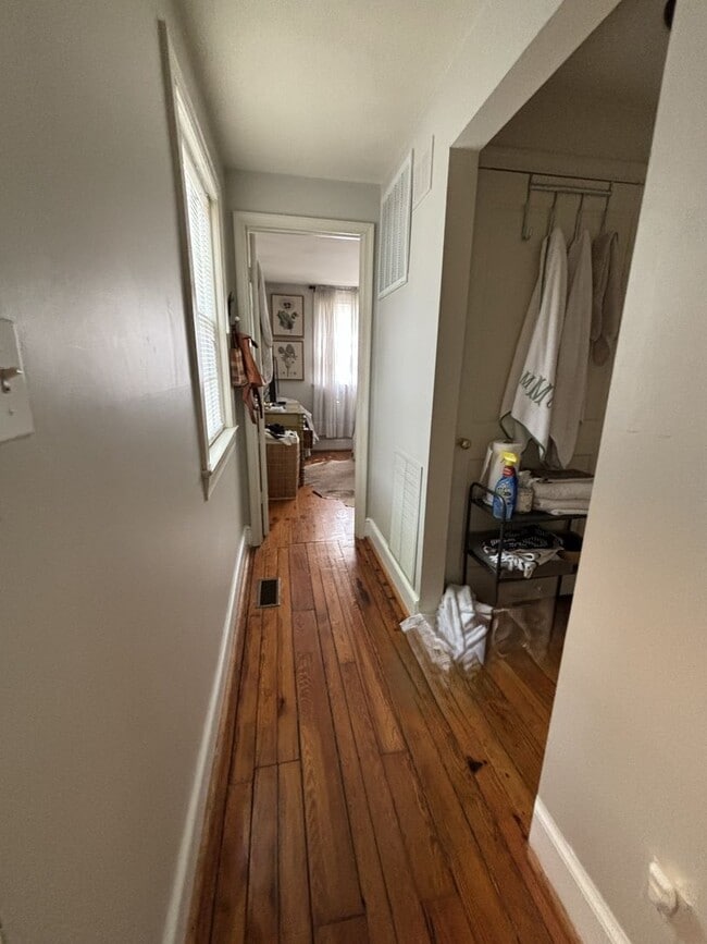 Building Photo - 408 Queen St