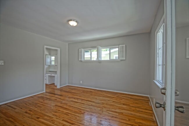 Building Photo - Incredibly Charming & Bright 3BR2BA Home w...