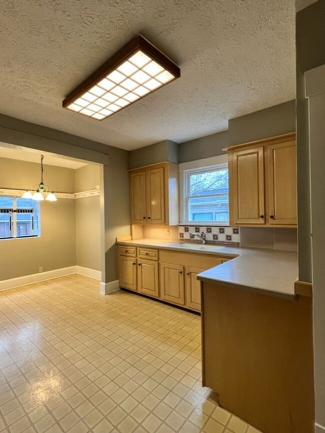 Building Photo - Very spacious 3 bedroom home for rent - Ca...