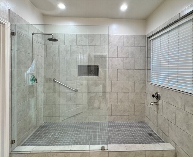 Building Photo - 42 Tranquil Glade Pl
