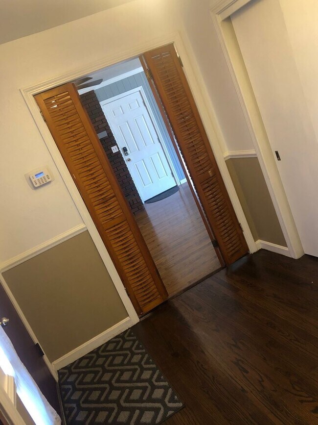 Building Photo - Nice 4 Bed 2.5 Bath House! Available August 2026!