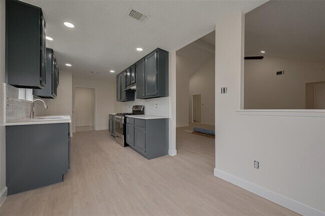 Building Photo - 15934 Barbarossa Dr