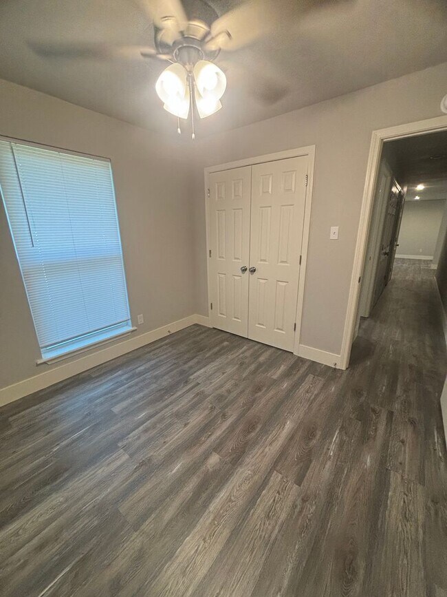 Building Photo - Three Bedroom/Two Bath Home