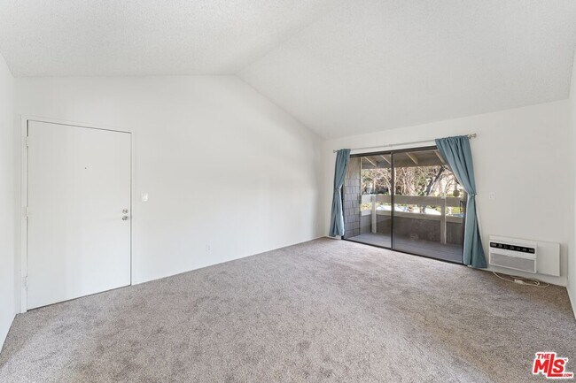 Building Photo - 4 Streamwood