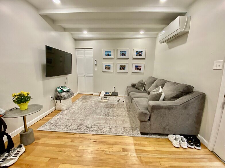 Building Photo - 15 Bond St