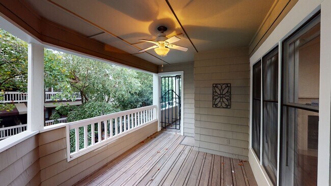 Building Photo - Wonderful Uptown renovated top floor condo!