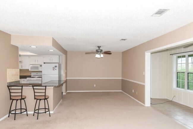 Building Photo - 2106 Palmyra Dr
