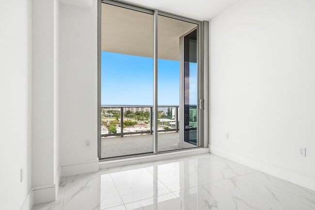 Building Photo - 220 Lake Shore Dr