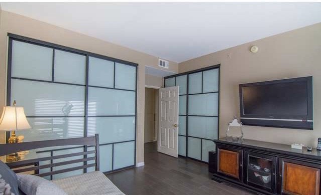 guest bedroom with 2 large closets - 4313 Van Nuys Blvd