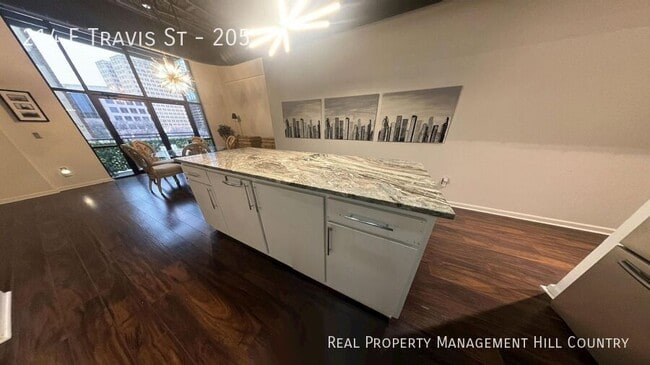 Building Photo - Modern Downtown Condo in the Heart of San ...