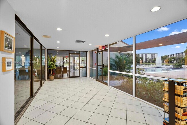 Building Photo - 2313 S Cypress Bend Dr