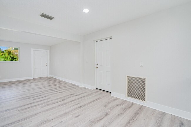 Building Photo - Fully Remodeled 2-Bedroom Home in Prime Or...