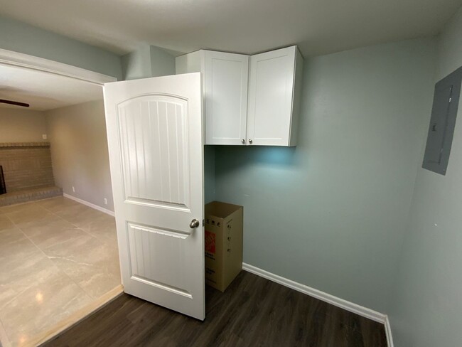 Building Photo - 3 Bedroom Updated Single Story Home Availa...
