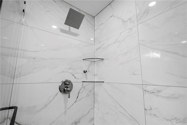 Building Photo - 118a Kirkland Ave