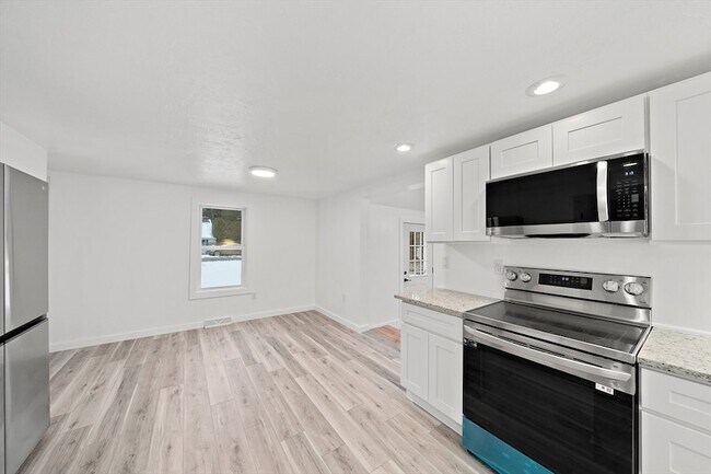 Building Photo - 4 Oaken Bucket Ln