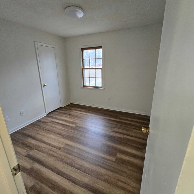 Building Photo - Freshly Renovated 3 Bedroom with 1 and 1/2 Bath Duplex.