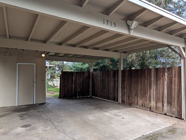 Building Photo - Bright 3 bedroom/ 1 bathroom Duplex with a fireplace and covered parking!