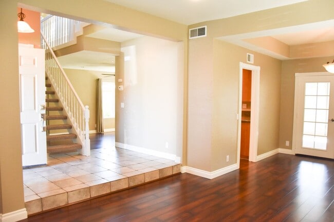 Building Photo - Beautiful 2 Story Home For Rent