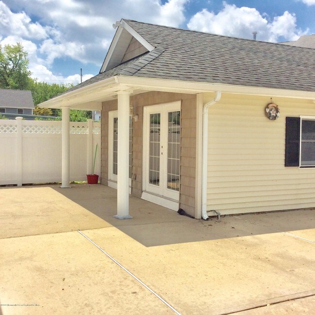 Building Photo - 1228 Oakwood Rd