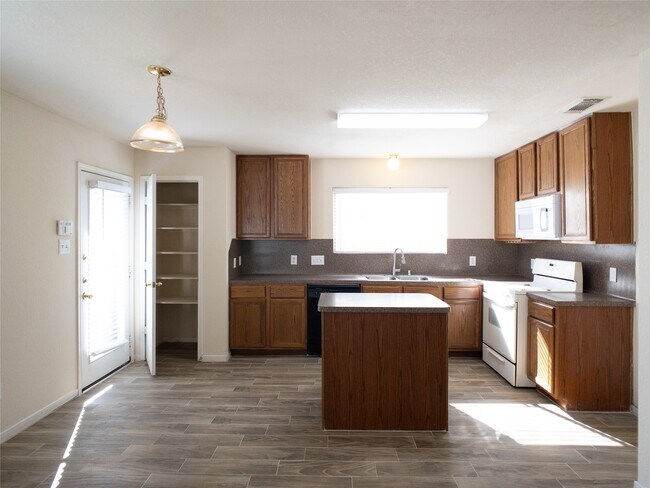 Building Photo - 21843 Grassy Hill Ln