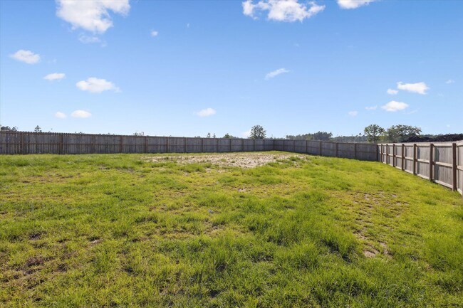 Building Photo - AVAILABLE JULY 2025 [PET FRIENDLY]
