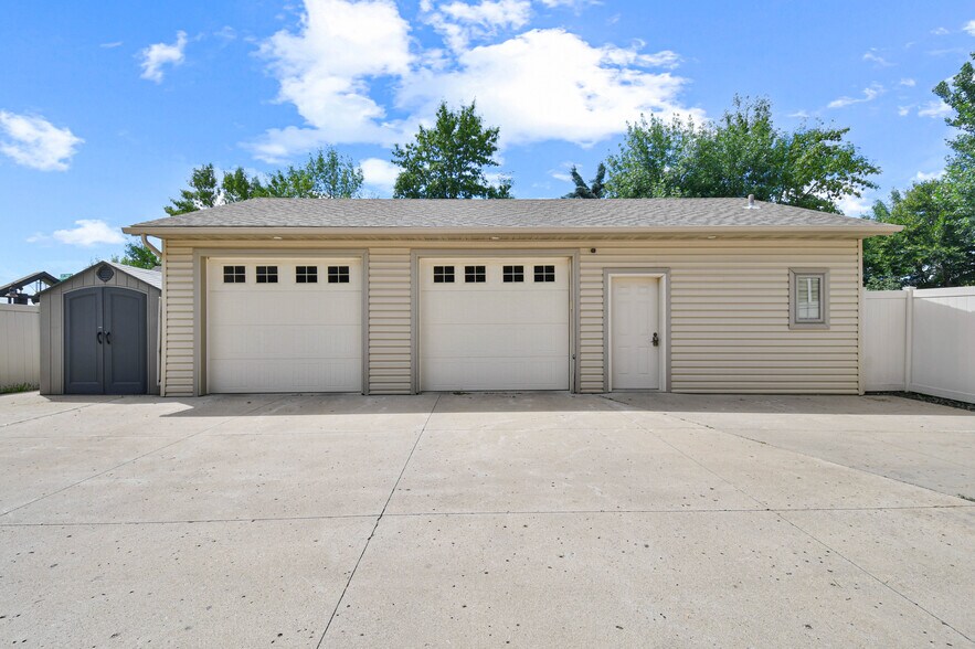 Detached Garage/Shop - 154 W Beaton Dr