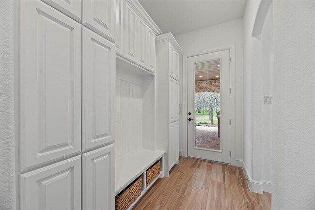 Building Photo - 32711 Wales Cir
