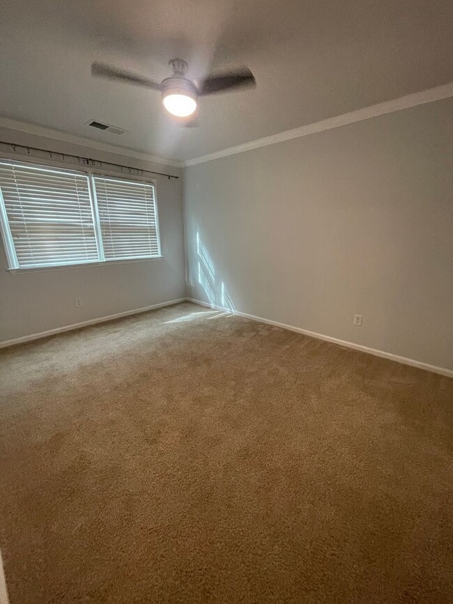 Building Photo - Spacious 4 Bedroom near Guilford College