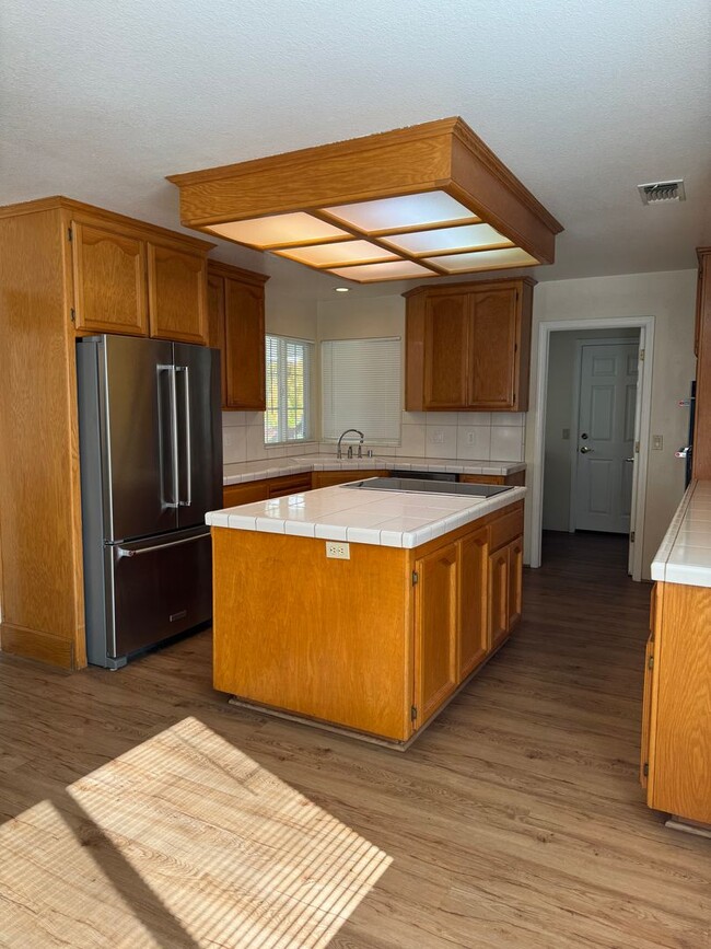 Building Photo - Not your ordinary rental! Pool! Kitchen ai...