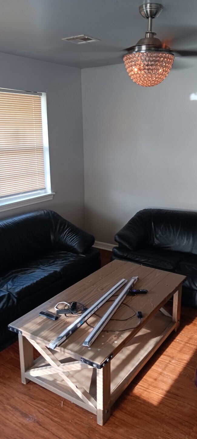 Building Photo - 548 E Woodrow St