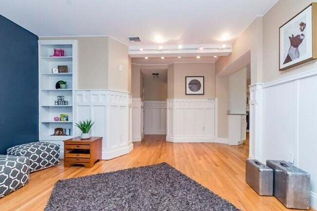 Building Photo - HOT NEWTON LISTING!!!