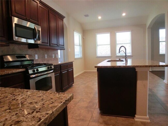 Building Photo - Discover comfort and convenience in this b...
