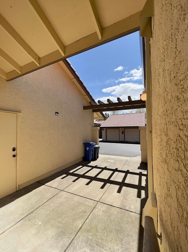 Building Photo - 64 Fountain Grove Cir