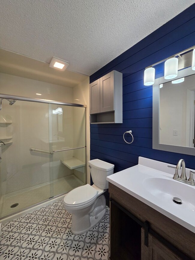 Building Photo - Beautiful and large Cedar Falls House