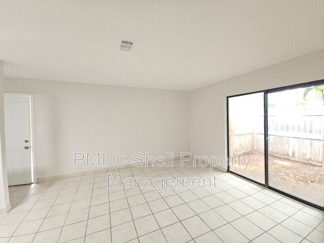 Building Photo - 3409 Green Briar Cir