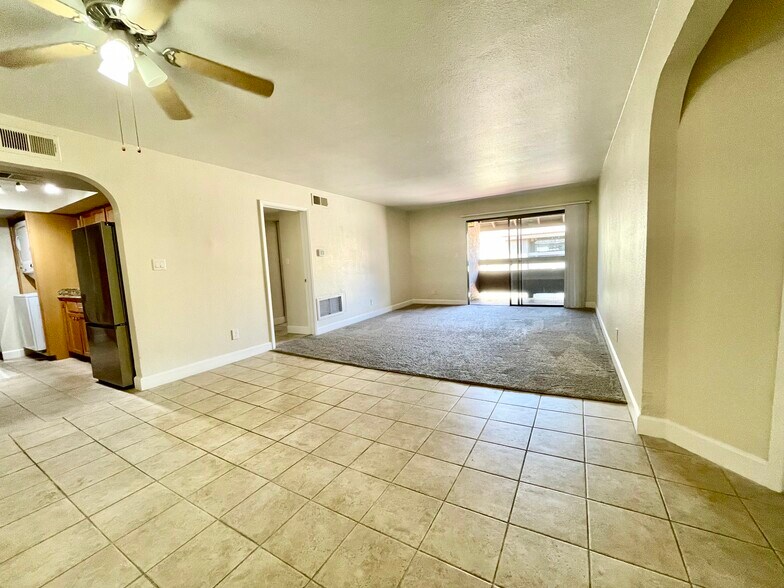 Building Photo - 3825 E Camelback Rd