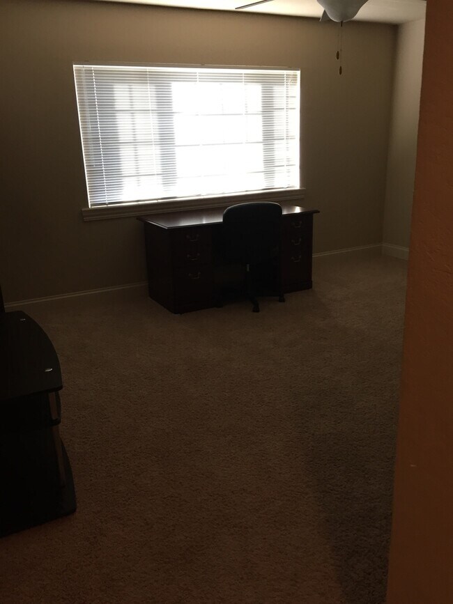 Building Photo - Amazing Renovated 1 Bedroom Condo in University Heights