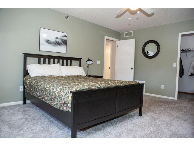Building Photo - 2556 Lockwood Dr