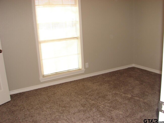 Building Photo - 423 Top Hill Dr