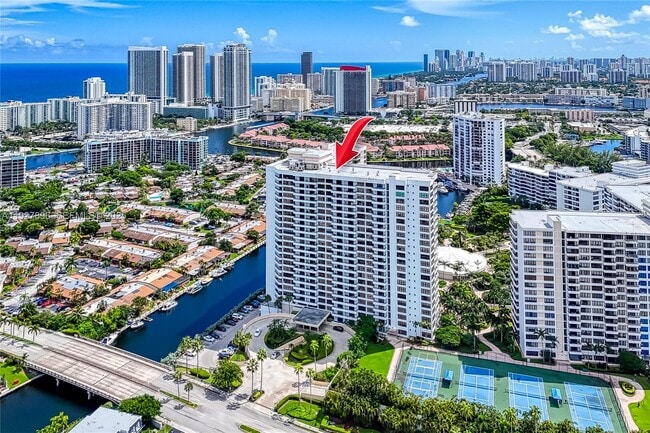 Building Photo - 2500 Parkview Dr