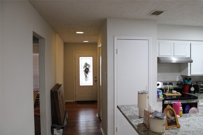 Building Photo - 819 Walbrook Dr