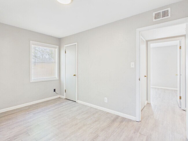 Building Photo - ~ALL BILLS PAID! 2 bedroom Duplex for rent! ~