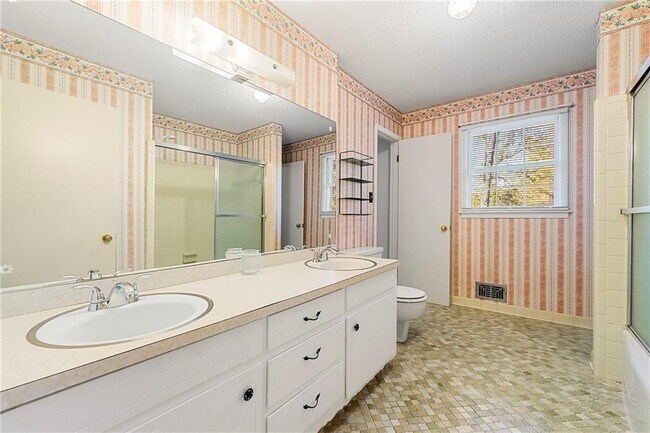 Building Photo - 552 Duke Dr