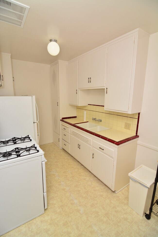 Building Photo - 1001 Hill St