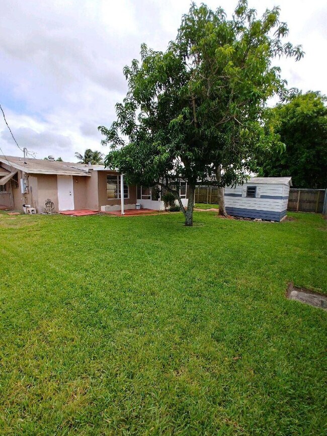 Building Photo - 2606 Alcazar Dr